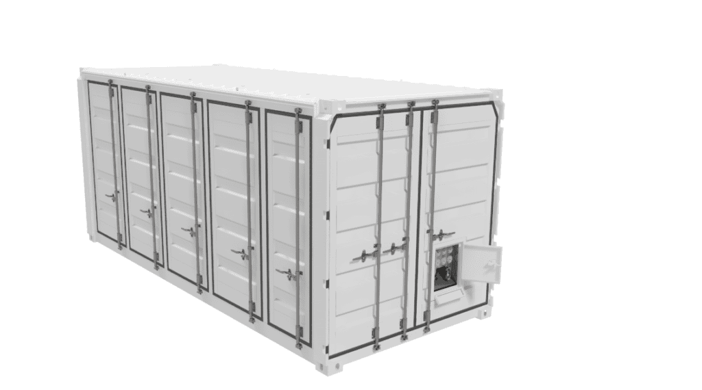 Ein weißer Versandcontainer mit mehreren Seitentüren und einer offenen Schalttafel an einer der Endtüren vor einem schlichten weißen Hintergrund.